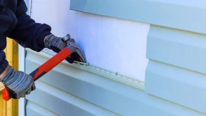 worker-installs-replacement-siding-on-house-800x450